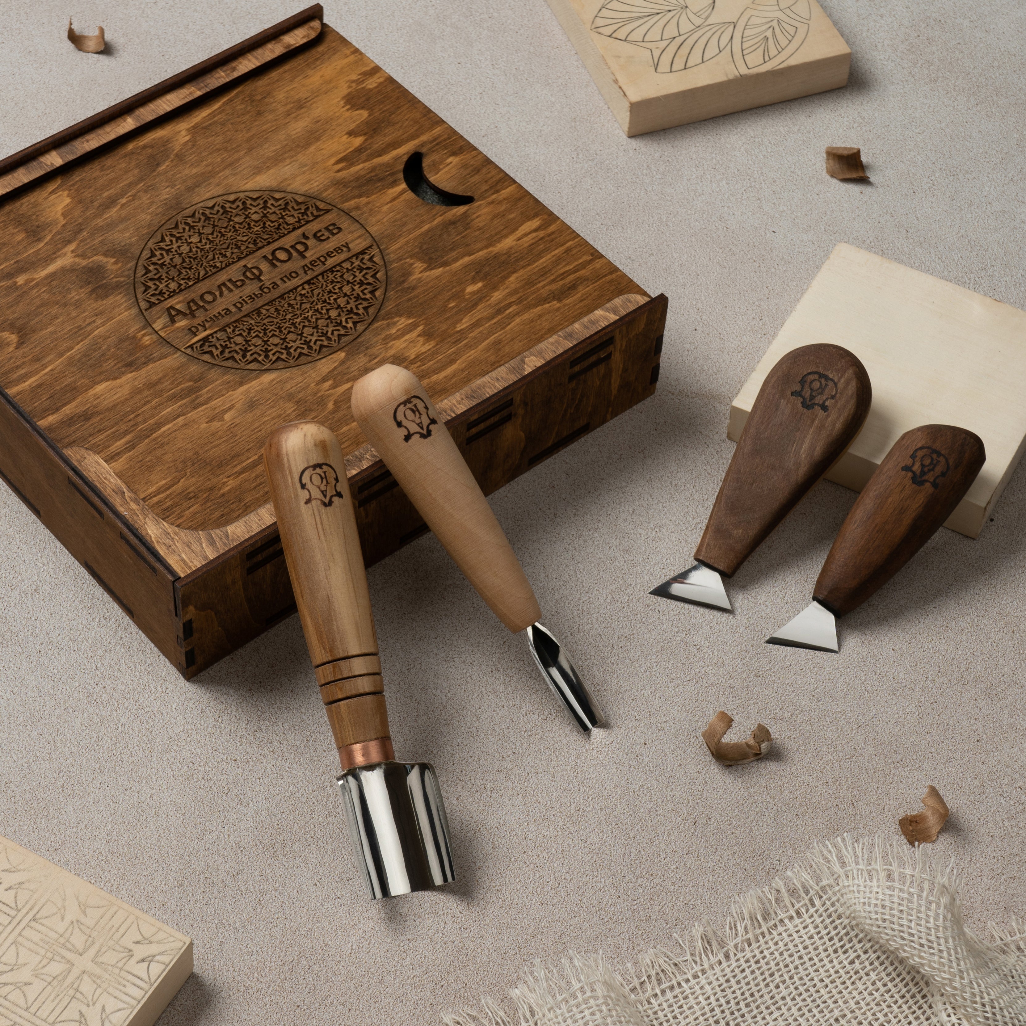 Juego de tallado de virutas para principiantes en caja de madera STRYI & Adolf Yurev Start