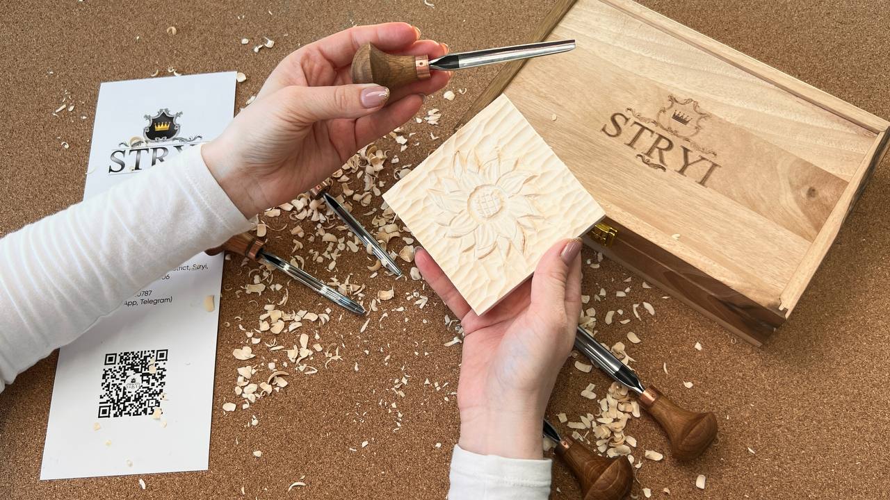Detailed relief carving set of 5 palm tools STRYI Profi, Toolset for Linocuttting, Whittling figurines in Deluxe gift box