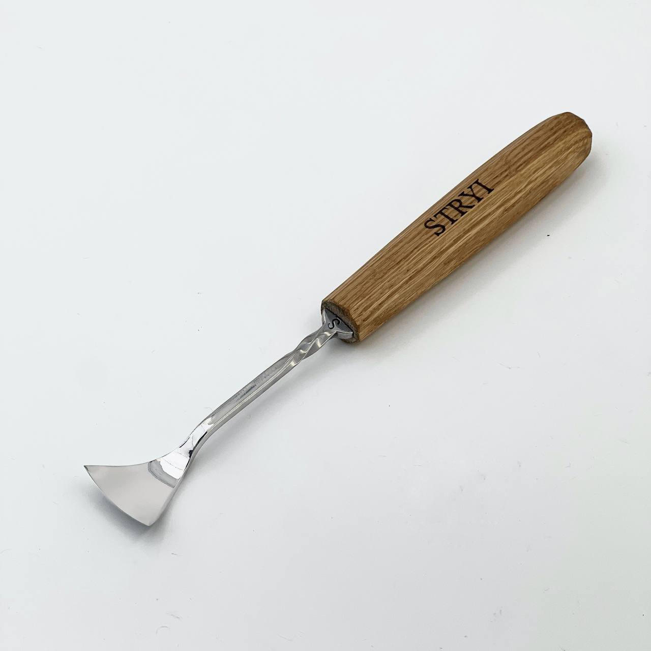 Maestro STRYI Semi-Bent Gouge creating a deep 3D effect carvings, Forged tools line