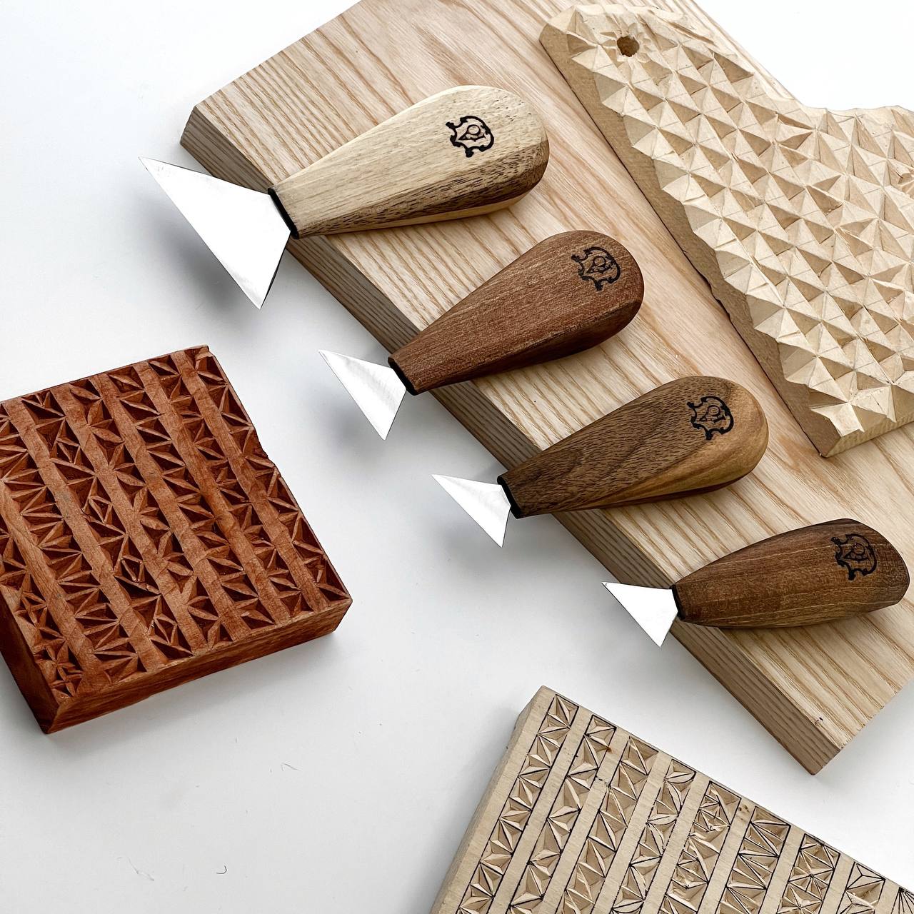 Juego de cuchillos de cola de golondrina para tallar madera en estuche enrollable, cuchillos triangulares