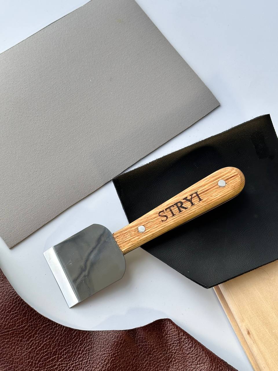 Japanese skiving knife for leather straight-beveled STRYI Profi