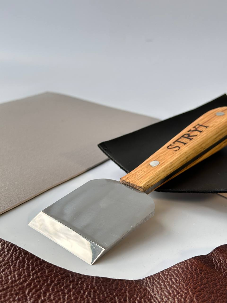 Japanese skiving knife for leather straight-beveled STRYI Profi