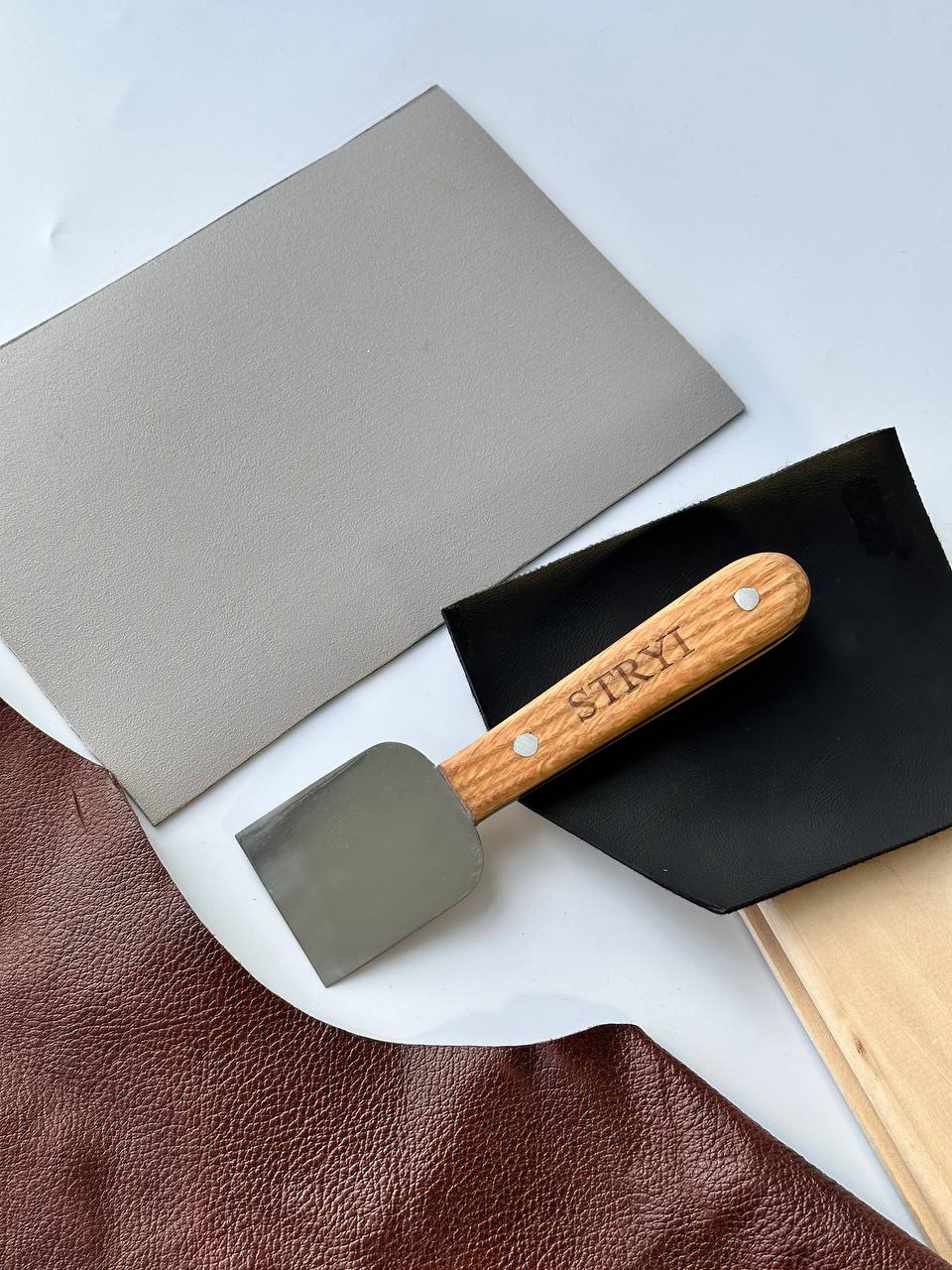 Japanese skiving knife for leather straight-beveled STRYI Profi