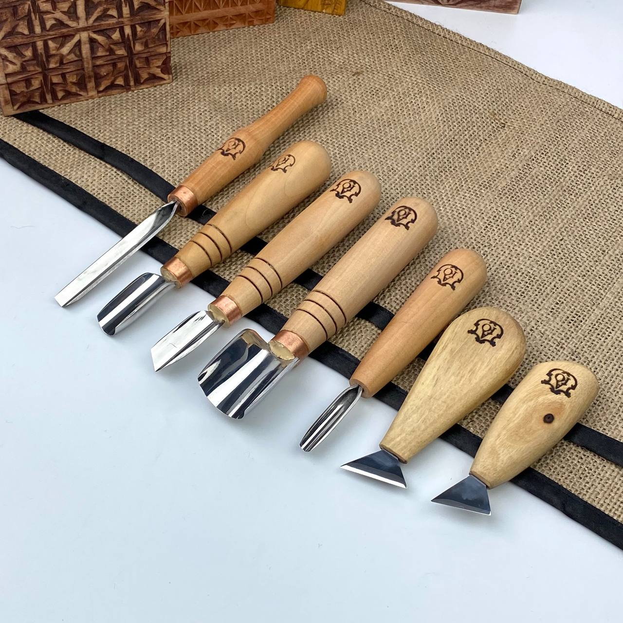 Holzschnitzerei Set mit 7 Werkzeugen für Kerbschnitzerei STRYI Profi, Kerbschnitzwerkzeuge, Set zum Einstieg in die Schnitzerei, Geschenk für jungen Mann
