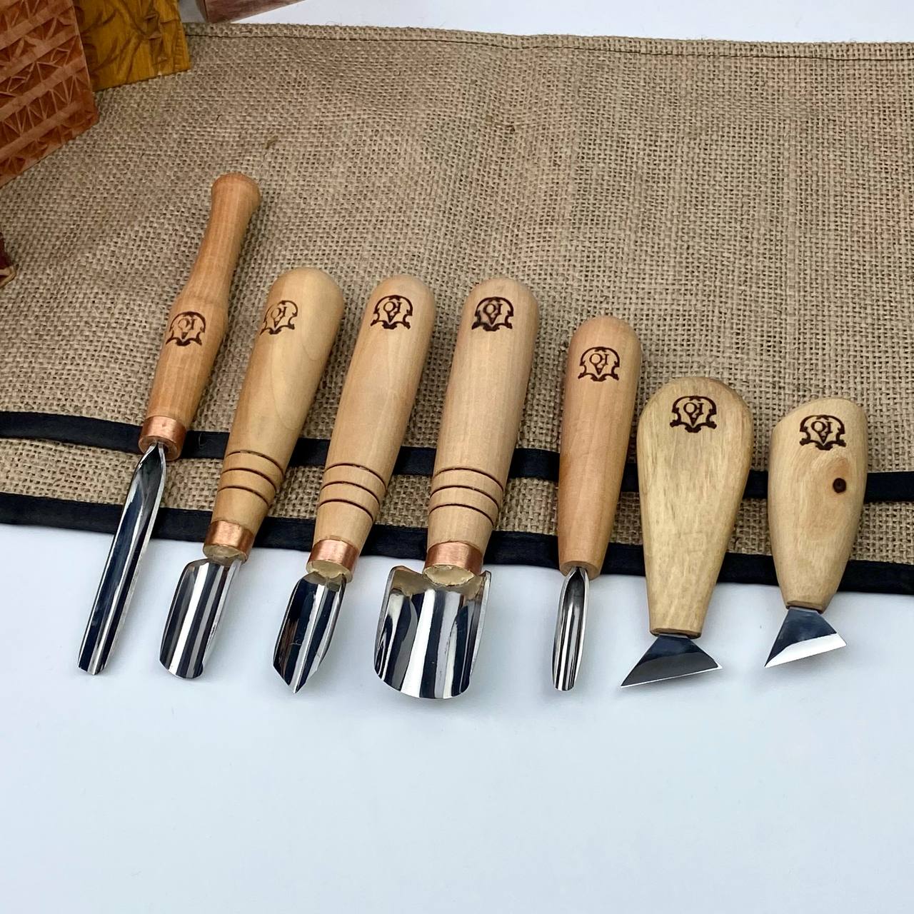 Holzschnitzerei Set mit 7 Werkzeugen für Kerbschnitzerei STRYI Profi, Kerbschnitzwerkzeuge, Set zum Einstieg in die Schnitzerei, Geschenk für jungen Mann