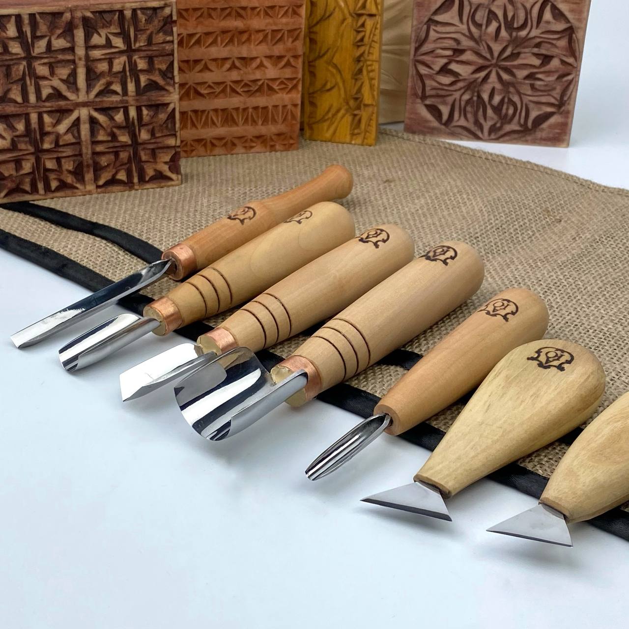 Holzschnitzerei Set mit 7 Werkzeugen für Kerbschnitzerei STRYI Profi, Kerbschnitzwerkzeuge, Set zum Einstieg in die Schnitzerei, Geschenk für jungen Mann
