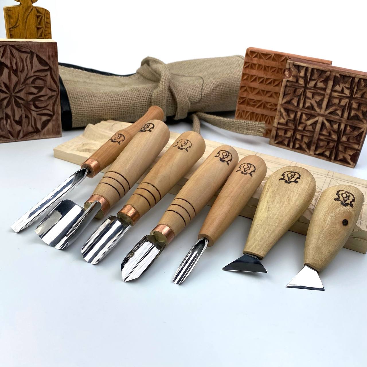 Holzschnitzerei Set mit 7 Werkzeugen für Kerbschnitzerei STRYI Profi, Kerbschnitzwerkzeuge, Set zum Einstieg in die Schnitzerei, Geschenk für jungen Mann