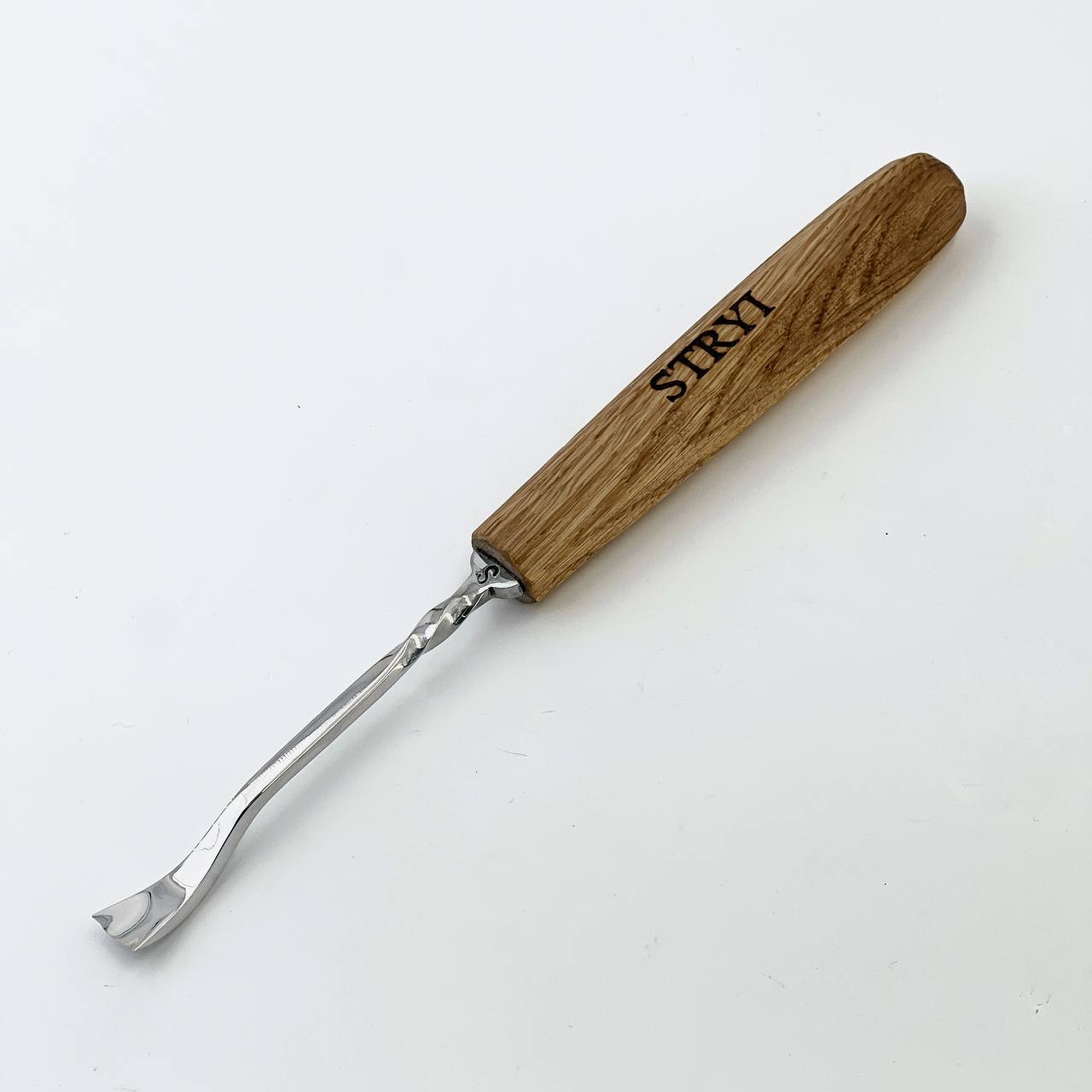 Maestro STRYI Semi-Bent Gouge creating a deep 3D effect carvings, Forged tools line