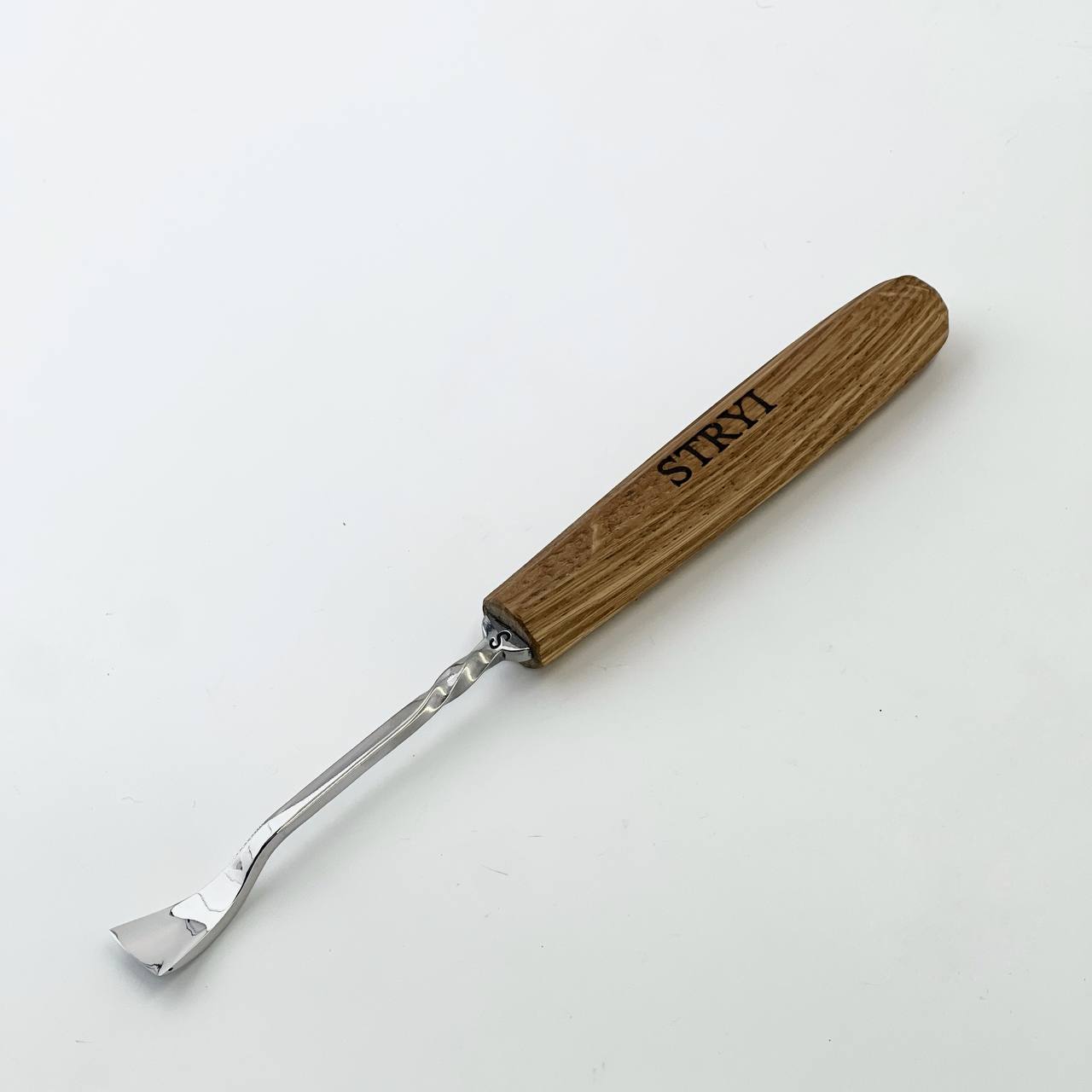 Maestro STRYI Semi-Bent Gouge creating a deep 3D effect carvings, Forged tools line
