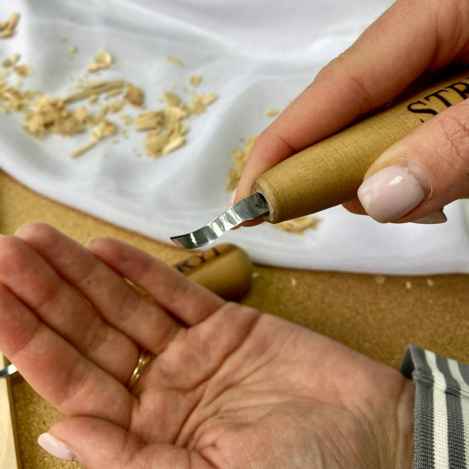 Kleines Schnitzhakenmesser Mini STRYI Profi, Detaillierte Schnitzfiguren