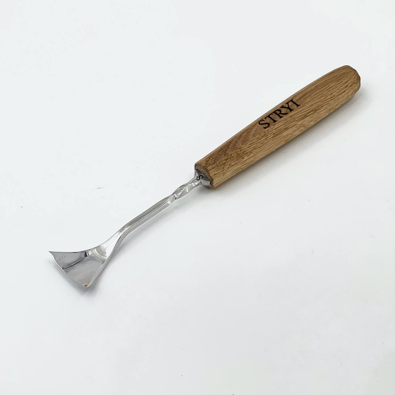 Maestro STRYI Semi-Bent Gouge creating a deep 3D effect carvings, Forged tools line