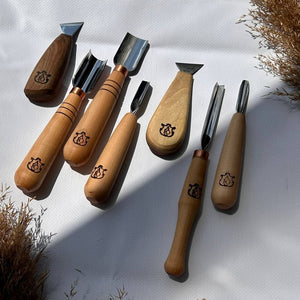 Un conjunto de herramientas para tallar madera fabricadas en la