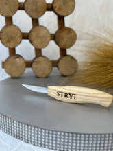 Cargar imagen en el visor de la galería, Kit de tallado para figuras - cuchillo con pieza en blanco de tilo STRYI Start