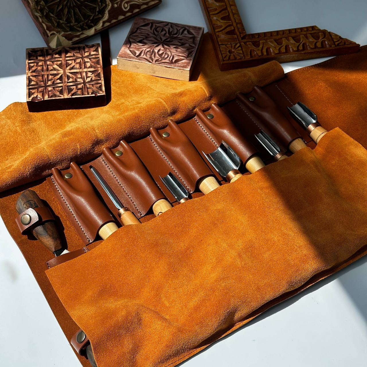 Chip carving kit for modern chip carving in a genuine leather roll-case, Basic carving set