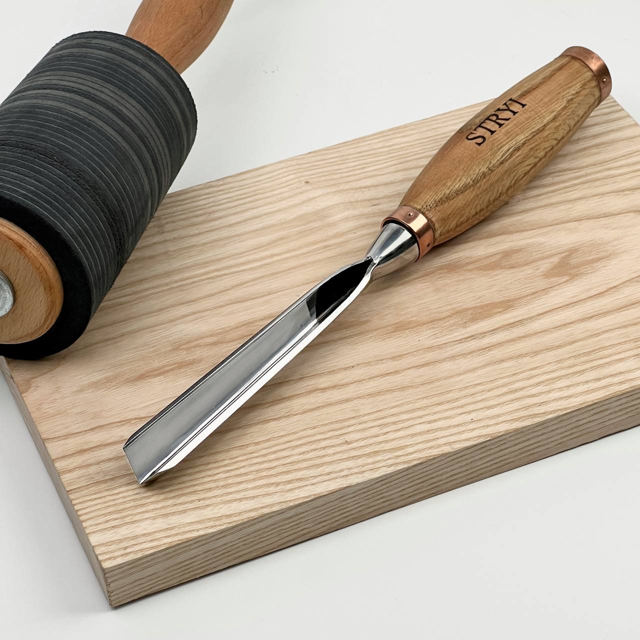 Large sculpture chisel, V-tool 60 degrees 15mm, Heavy-duty gouge STRYI Profi, Wood carving chisel